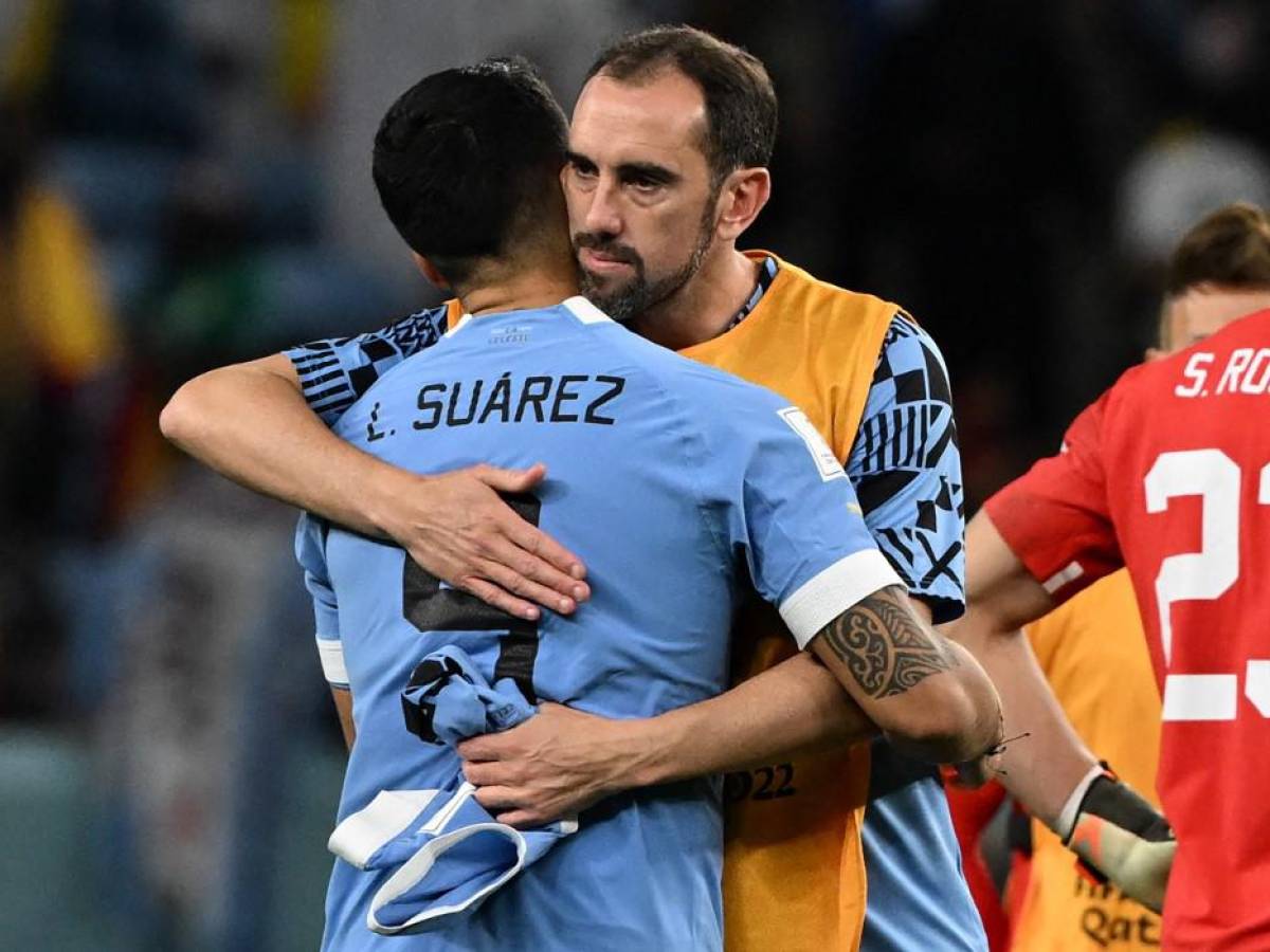 Diego Godín consolando a su compañero Luis Suárez tras la eliminación de Uruguay del Mundial de Qatar.