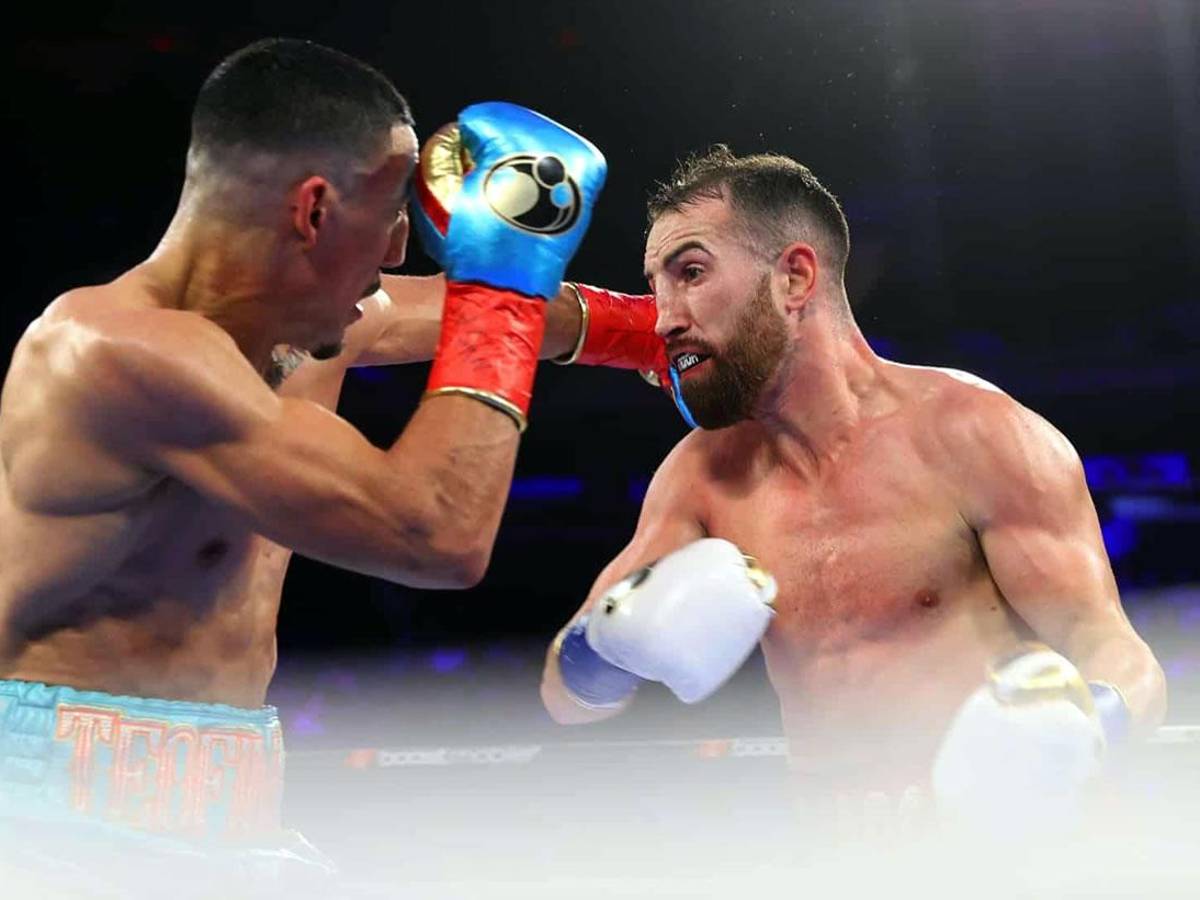 Teófimo López en pleno combate con Sandor Martín.