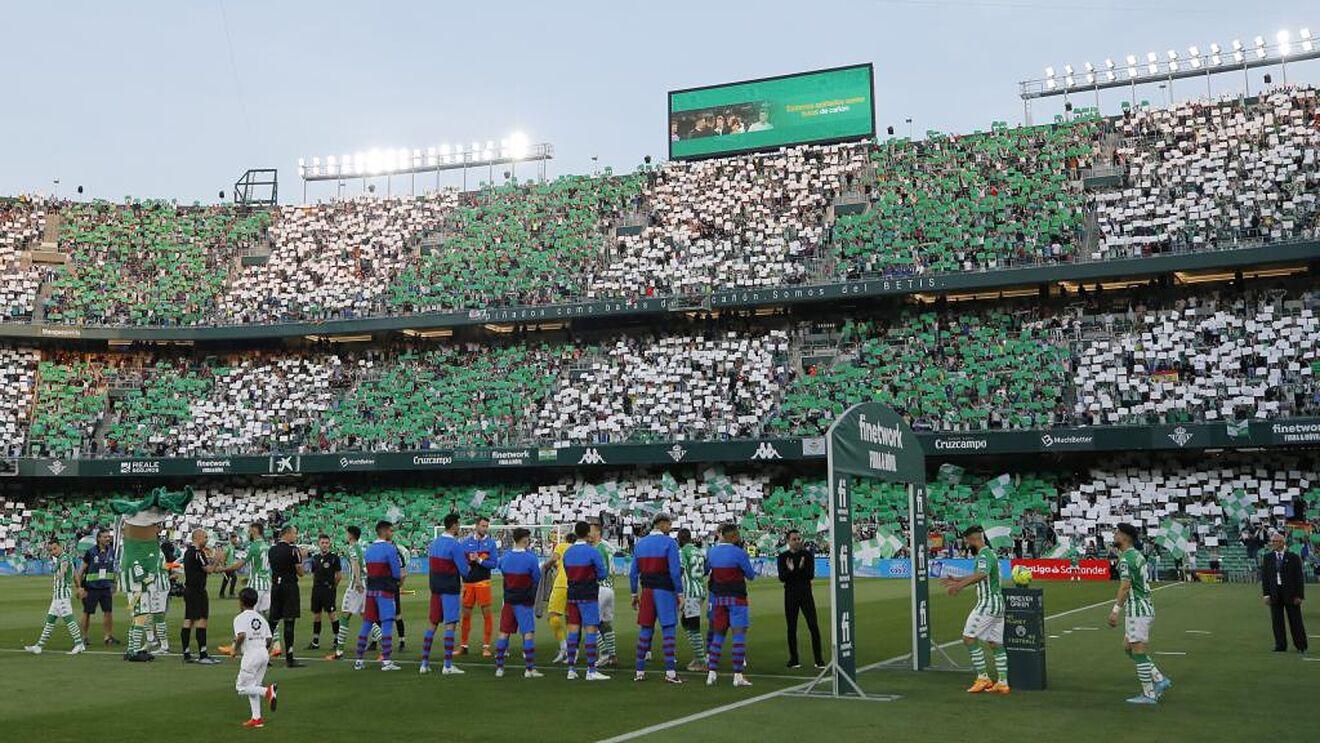 Así fue el pasillo de los jugadores del Barcelona al Betis.