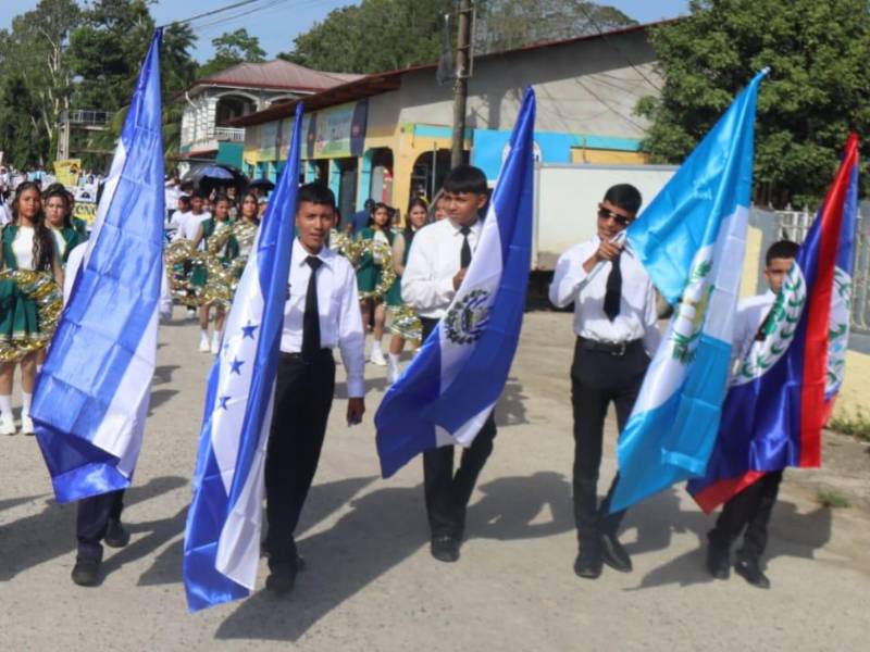 El desfile, en el que se resaltó los valores patrios, tuvo un recorrido por las principales calles de Ilanga.