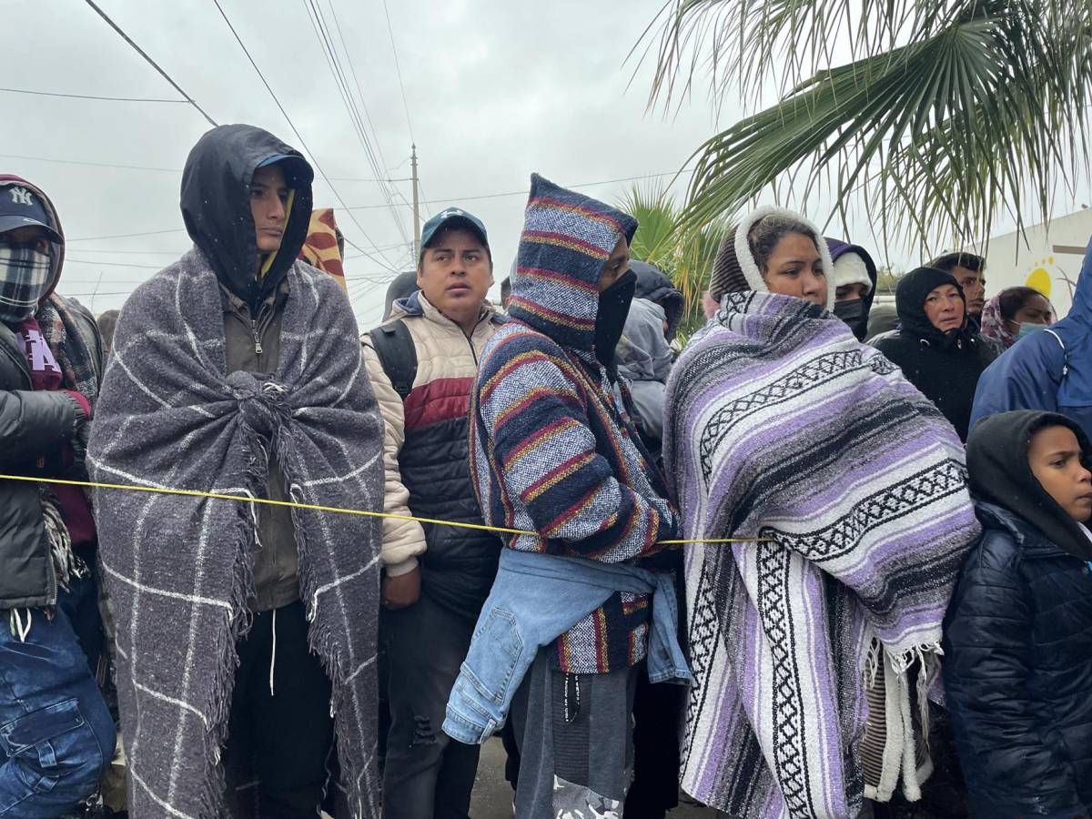 Mexicanos acogen a migrantes en la frontera norte ante frío y refugios llenos