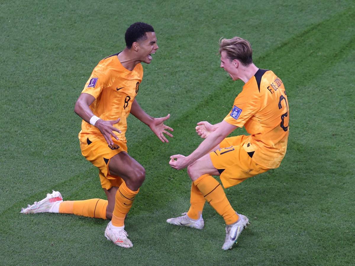 <b>Cody Gapko celebró con euforia su gol junto a Frenkie de Jong.</b>