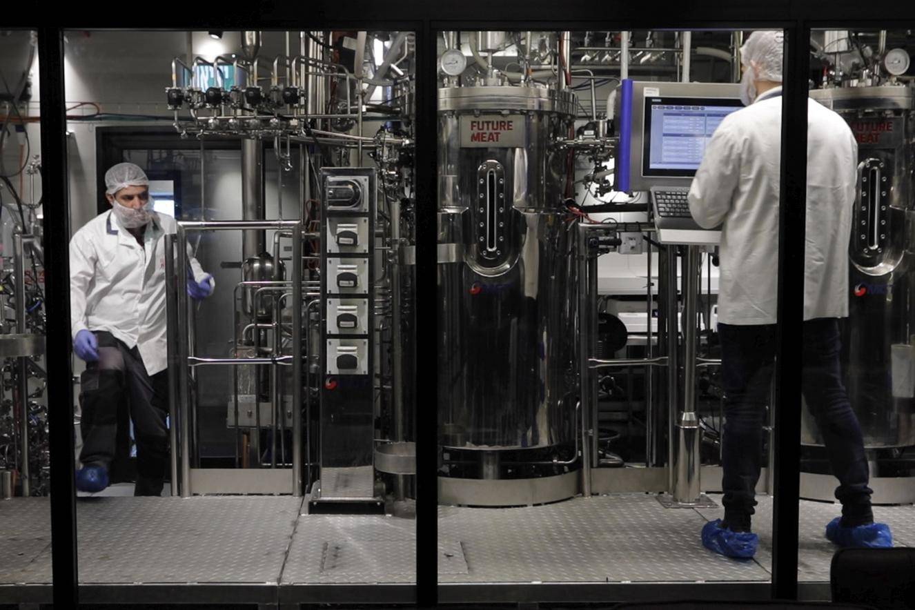 $!Biorreactores para cultivar carne de laboratorio en Believer Meats, en Israel. La empresa construye una fábrica en EU.
