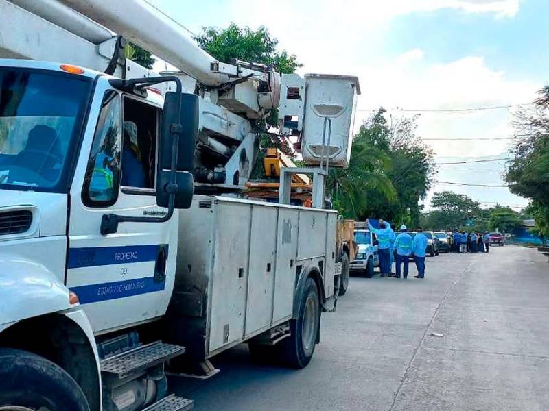 <b><span class=mln_uppercase_mln>Servicio.</span></b> Cuadrillas de la Enee durante operativos de corte en San Pedro Sula.