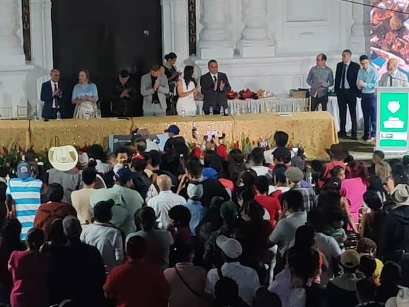 Pueblo de Santa Rosa de Copán presente en la quinta toma de posesión.
