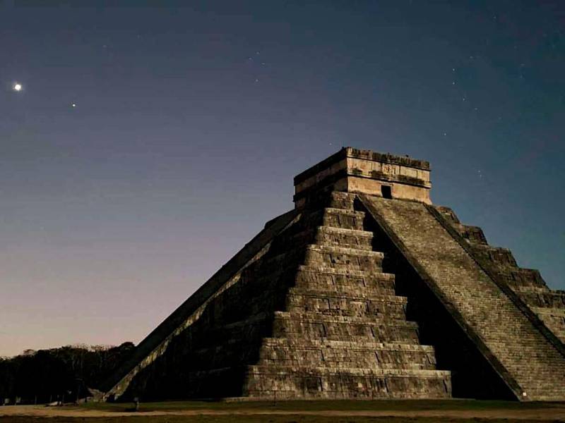 <b><span class=mln_uppercase_mln>Región.</span></b> Vista general de la pirámide de Kukulkán en la zona arqueológica de Chichen Itzá, México.