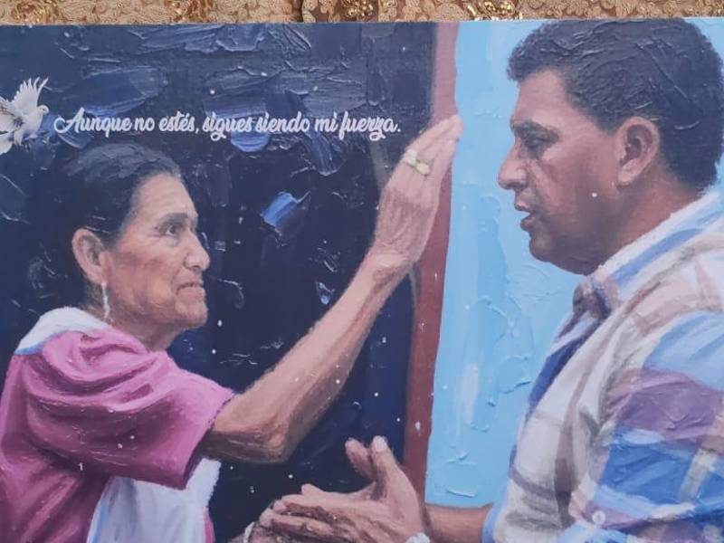 Foto en vida de la madre de Aníbal Alvarado, doña Olimpia Alvarado (Q. D. D. G.), bendiciendo a su hijo en el año 2010, cuando asumió por primera vez la alcaldía.