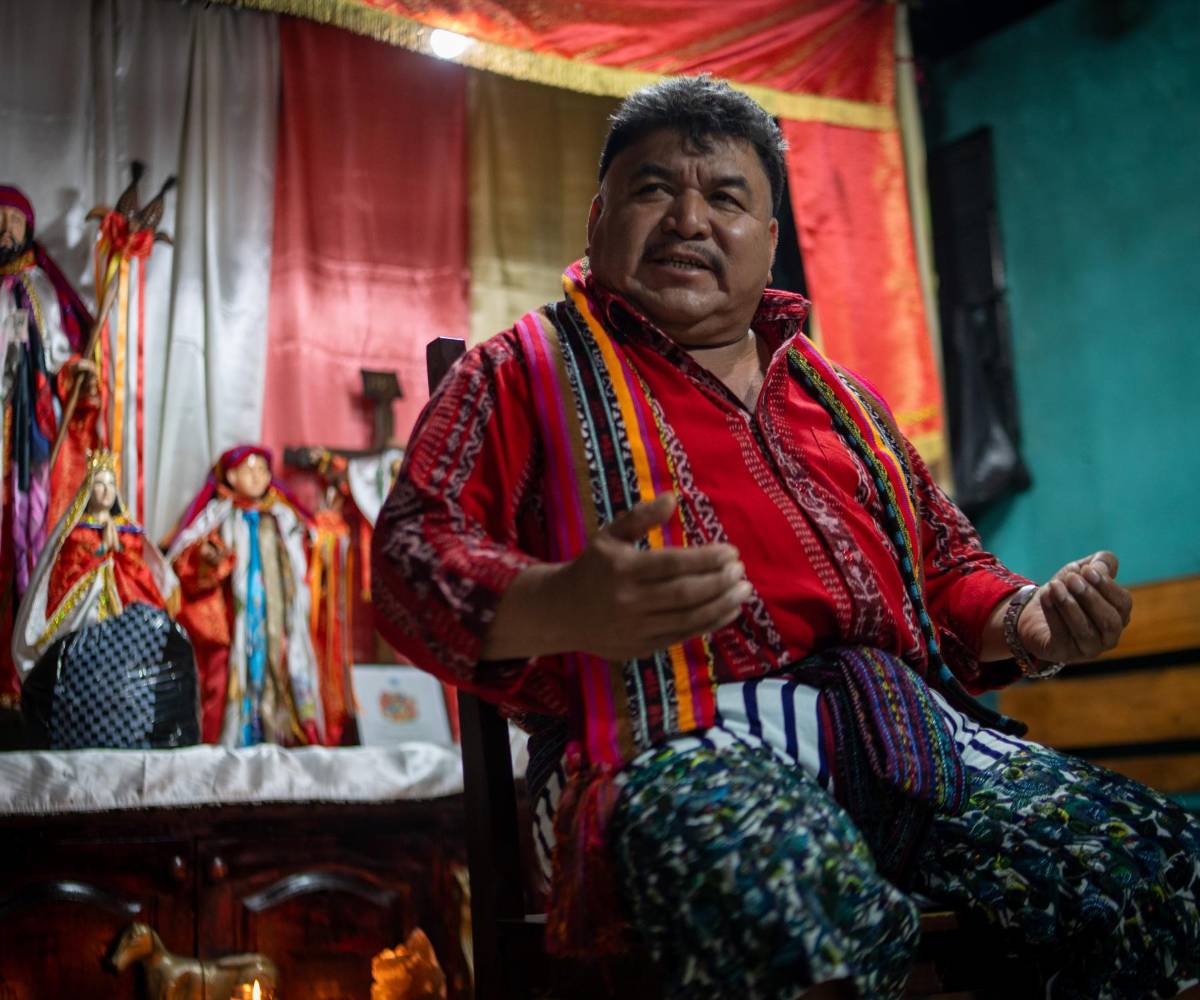 En la casa de la Cabecera en Santiago Atitlán, a Juan Mendoza Damián, principal autoridad ancestral del pueblo, lo amparan santos católicos. Pero la compleja espiritualidad tz’utujil incluye también la veneración al lago como una madre o a Rilaj Mam, al que los mestizos conocen como Maximón. Foto: Nathalie Quan.