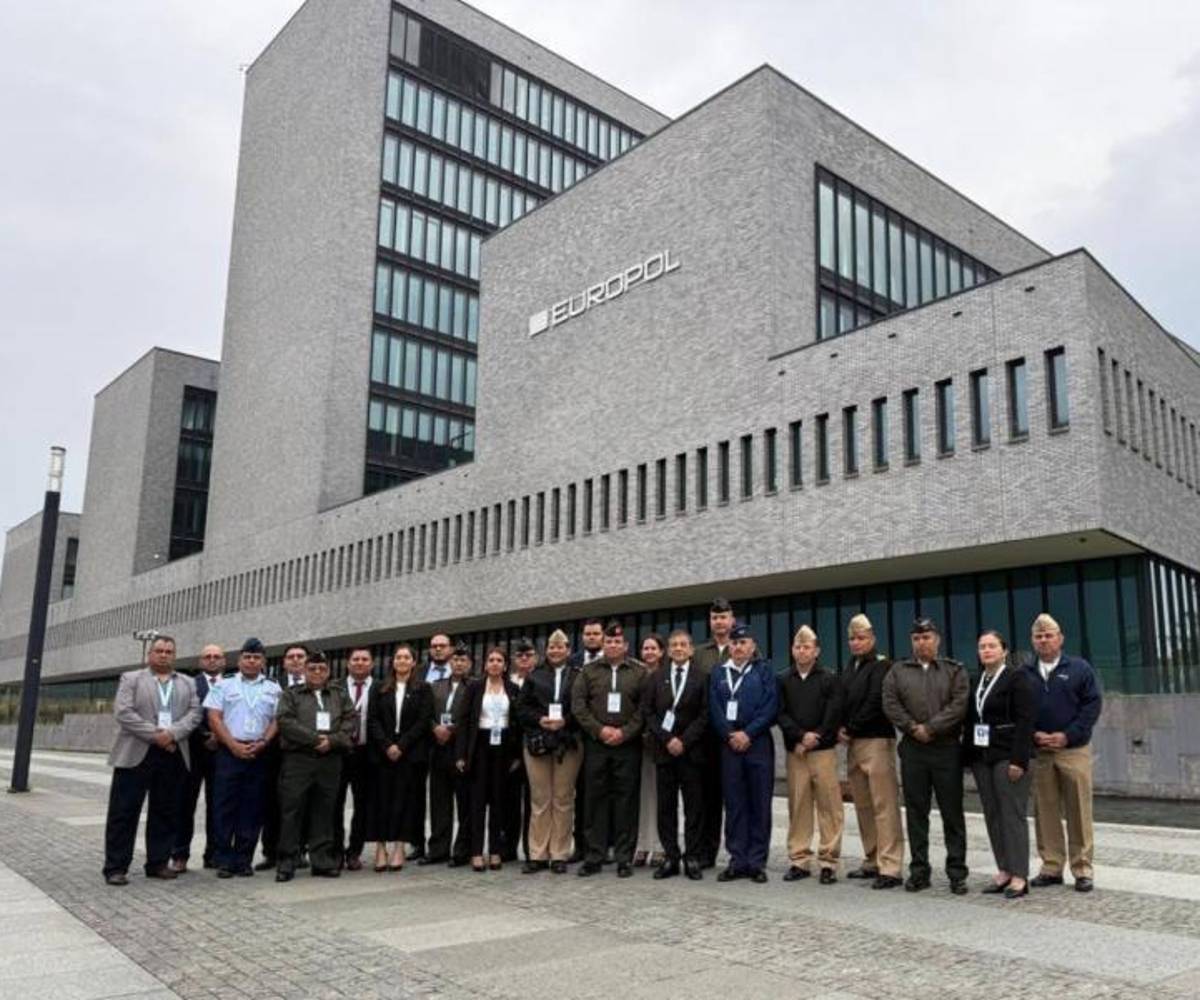 Por realizar un viaje programado a Europa, el jefe militar Roosevelt Hernández mandó a disponibilidad al director del Colegio de Defensa, general Aguilar Hernández.