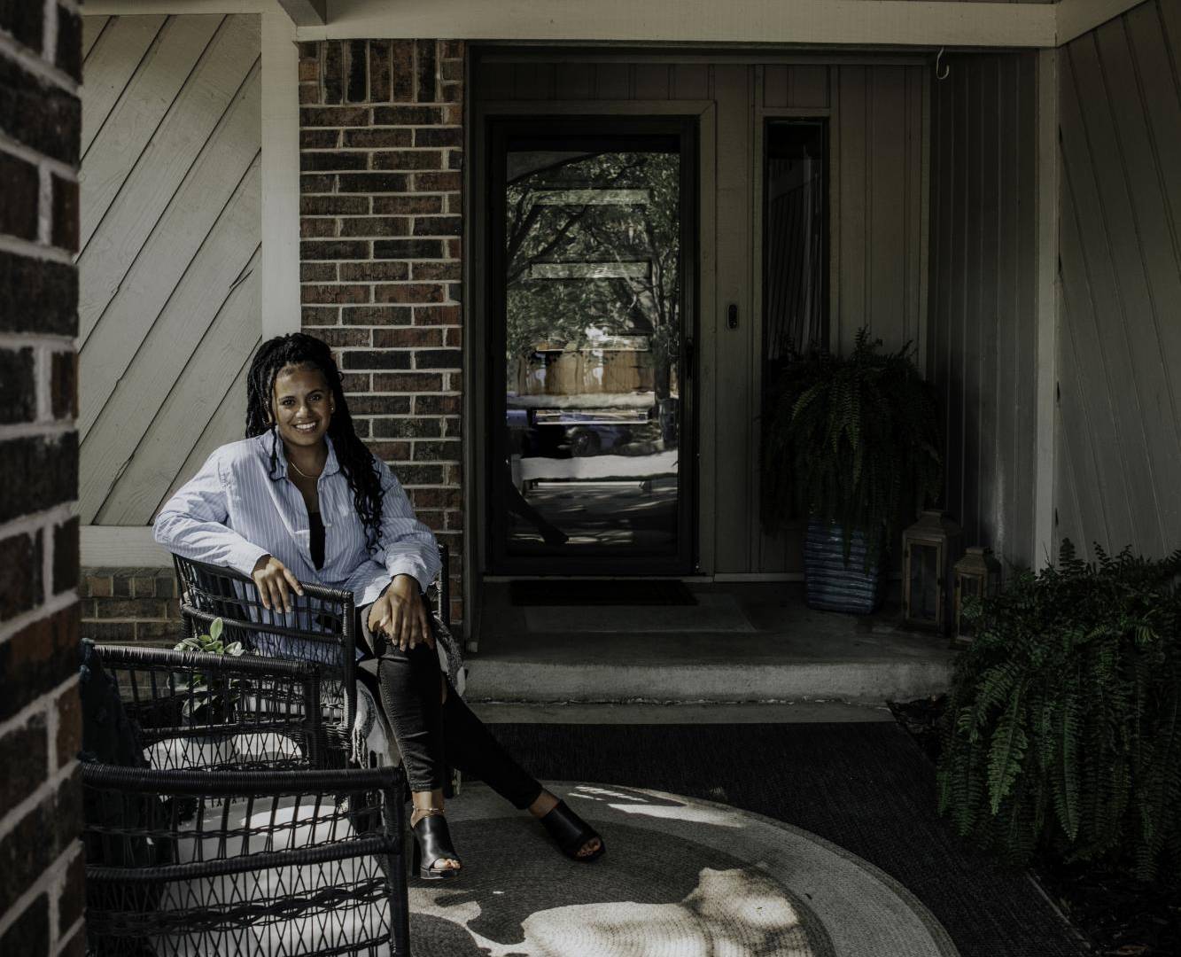 $!Jasmine Ball se mudó de Los Ángeles a Tulsa, Oklahoma, donde pudo comprar una casa de tres recámaras.