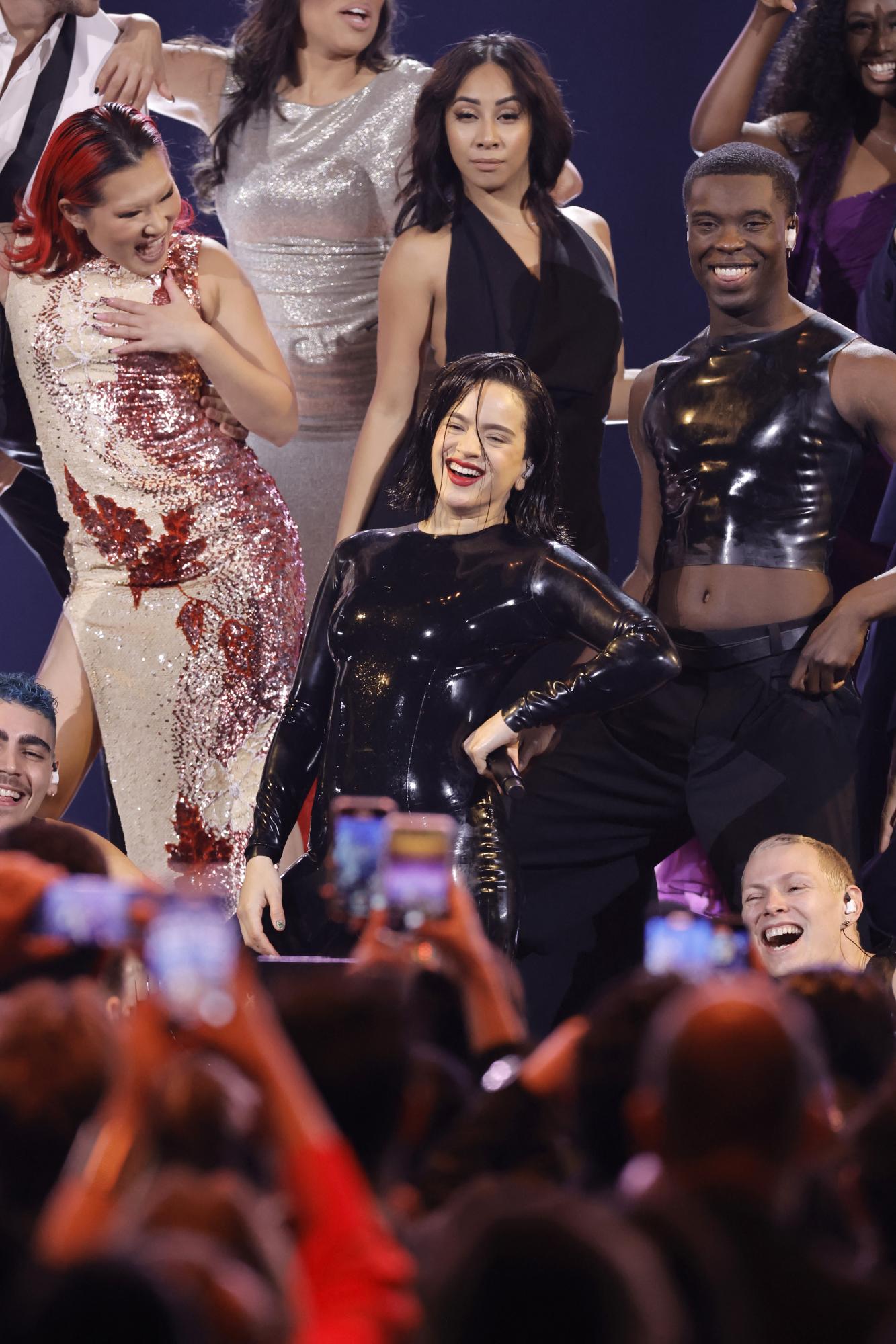 La cantante causó sensación con su interpretación de la noche.