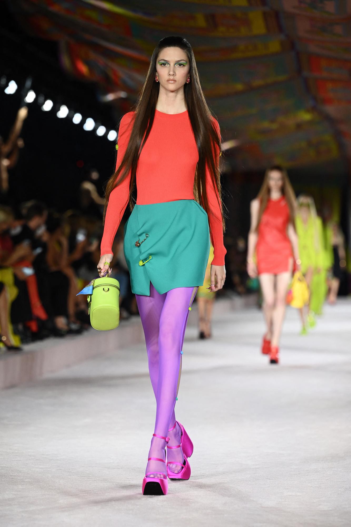 Plataformas. Inspiradas en los diseños de la década de los 90 y 2000, este calzado viene con todo este 2022. Las versiones de tacón corrido como cuadrado compiten en popularidad.