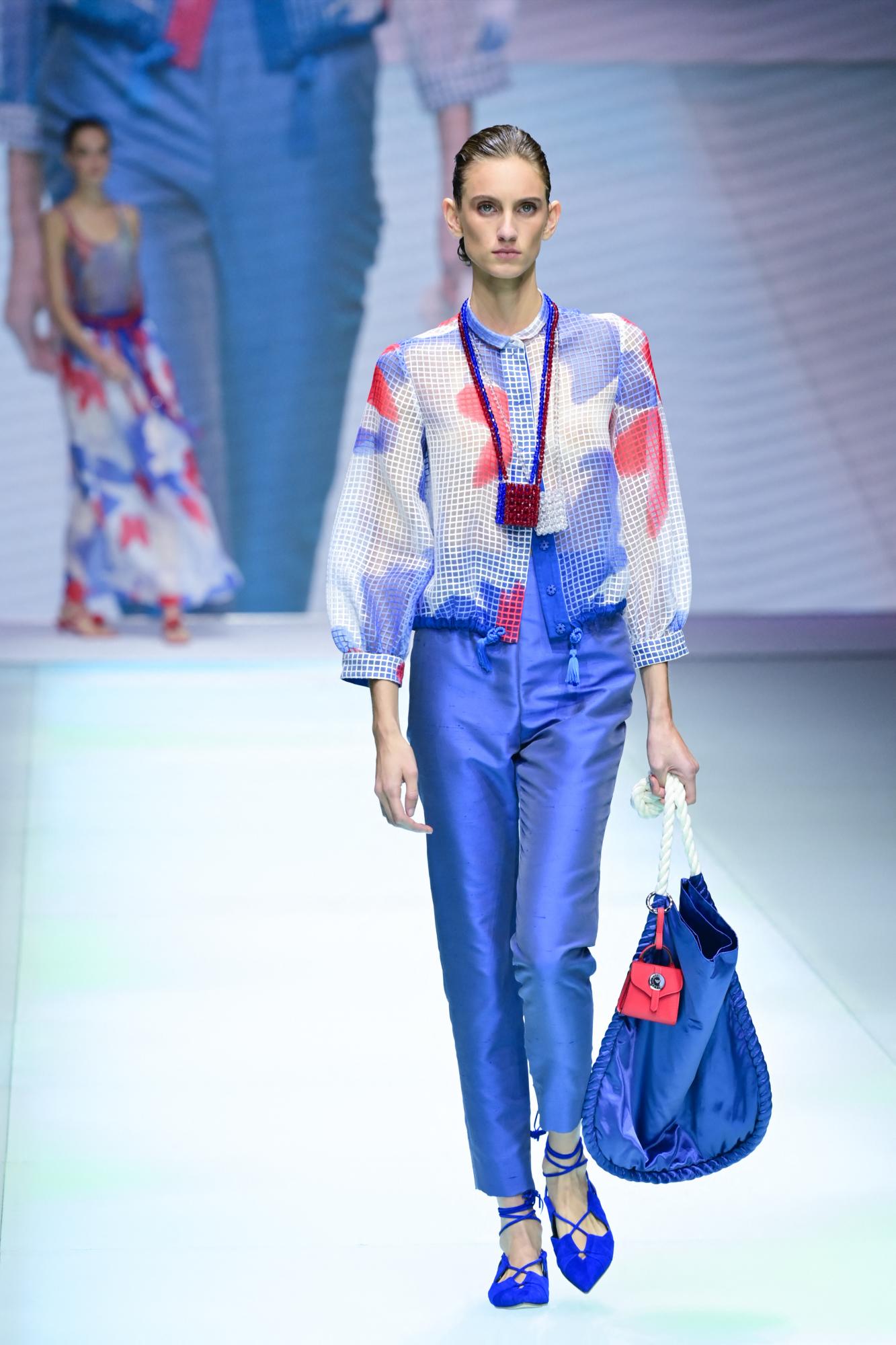 Bailarinas. Este clásico calzado se usa ahora con punta, en versiones que van con tobillera hasta con correas al estilo romano.