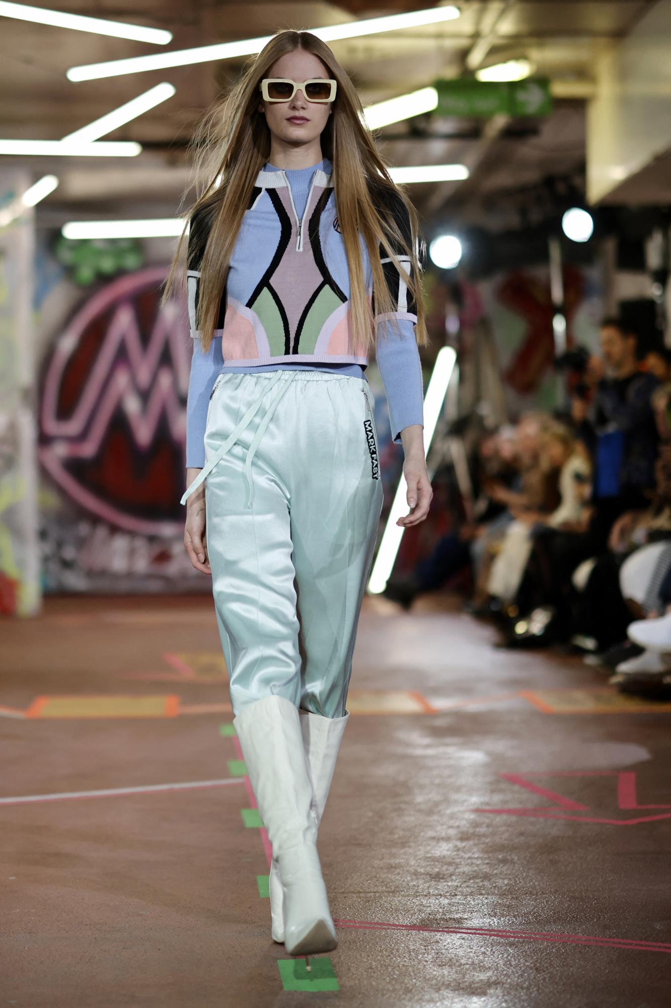 Botas vaqueras. Nos referimos a las tradicionales, pueden usarse altas o de tobillo, en cualquier tono neutro. La novedad es llevarlas con pantalones, pero con el ruedo dentro.