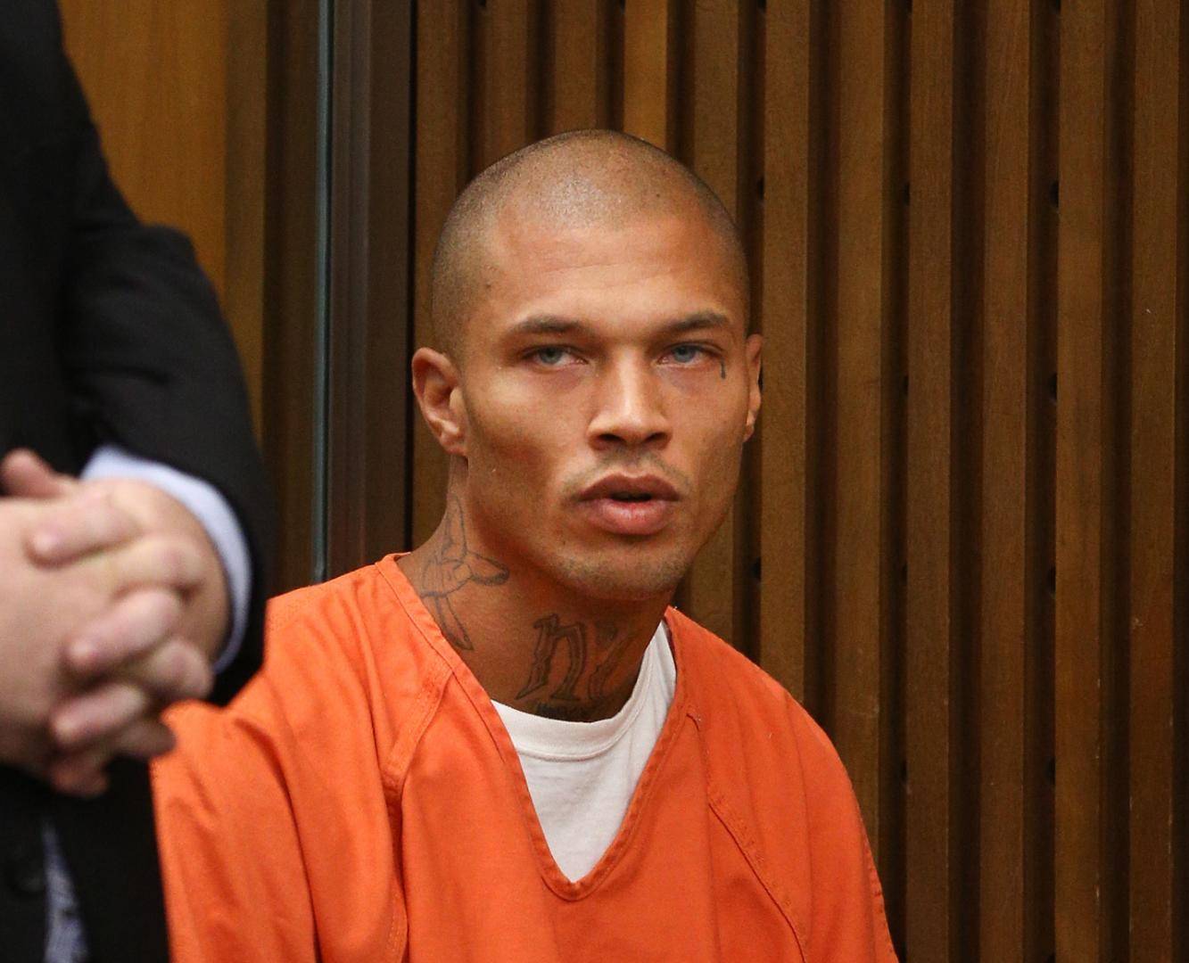 $!Jeremy Meeks en el 2014. Su ficha policiaca captó la atención de los medios y le aseguró un agente de Hollywood por sus rasgos de modelo.