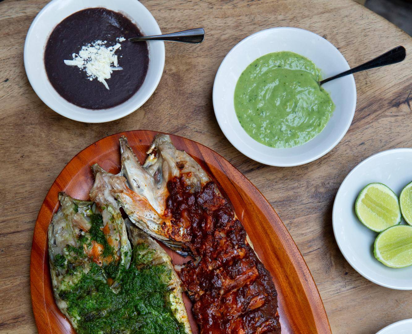 $!Gabriela Cámara, la chef de Contramar, actualizó un platillo mexicano pintando la mitad de un pescado con adobo rojo y la otra mitad con salsa de perejil.