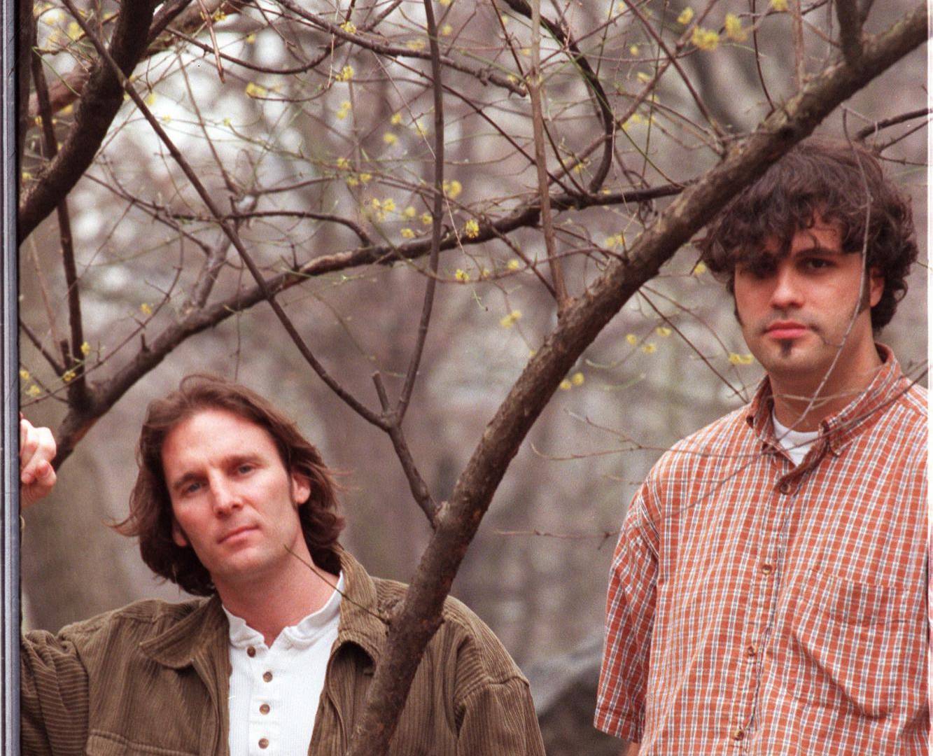 $!Dan Myrick (izq.) y Eduardo Sánchez en 1999. Dirigieron “El Proyecto de la Bruja de Blair”, una cinta hecha por 35 mil dólares.