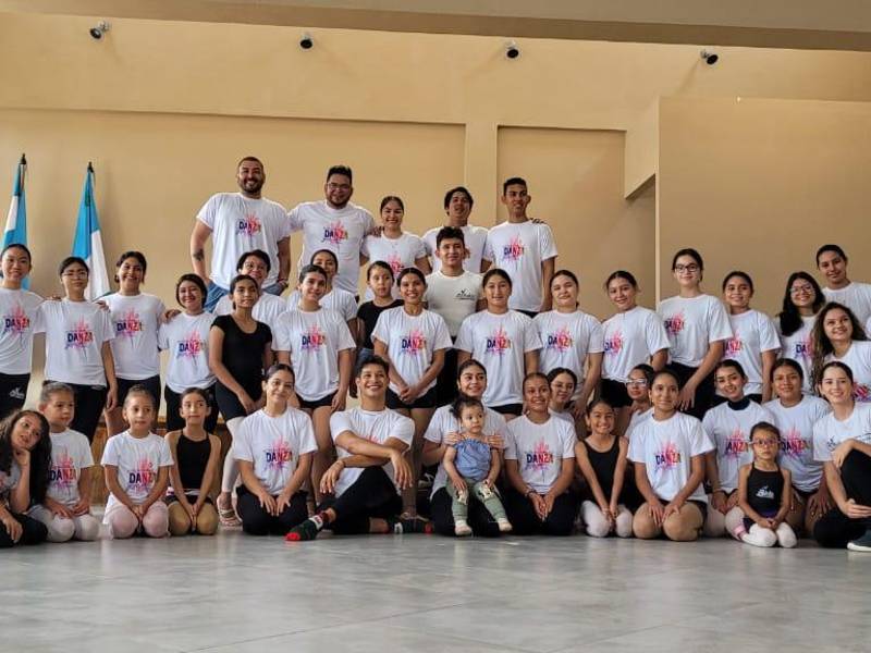 Representantes de las academias posaron juntos en la fotografía que quedará como recuerdo.