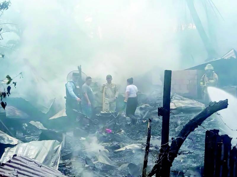 La zona es de difícil acceso, lo que impidió a los vehículos del Cuerpo de Bomberos llegar a tiempo. Los niños y el adulto mayor no pudieron salir, ya que el fuego se propagó rápidamente.