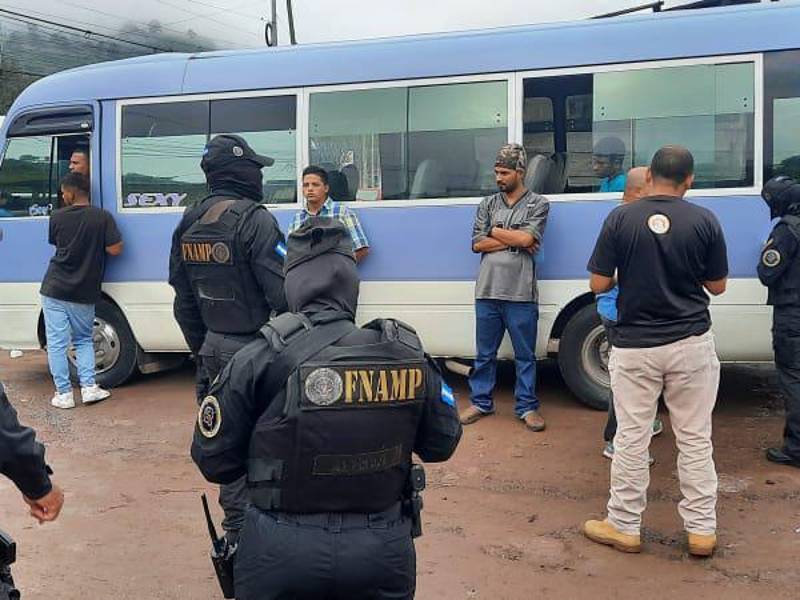 Los agentes intervinieron varias terminales.