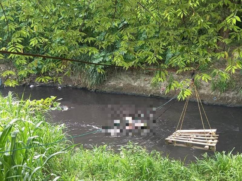 El occiso vestía una camiseta sin mangas color negro, un jean negro y no portaba zapatos.