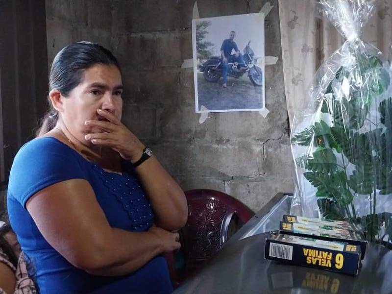 Parientes lamentan las muertes de los jóvenes migrantes.