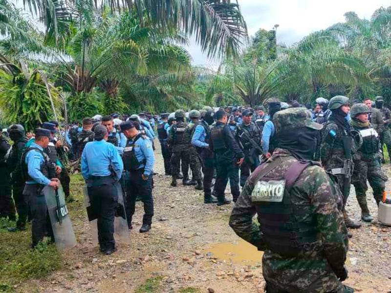 <b><span class=mln_uppercase_mln>desalojo.</span></b> Los policías no usaron la fuerza para la desocupación.