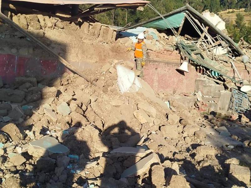 Fotografía cedida este domingo por el Ministerio de Defensa de Perú que muestra a un integrante de las Fuerzas Armadas removiendo escombros tras un sismo en la provincia de Chupaca, en la región de Junín (Perú). EFE/ Ministerio de Defensa de Perú