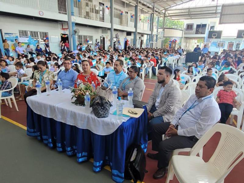Autoridades de la Secretaría de Educación durante la inauguración del año escolar.
