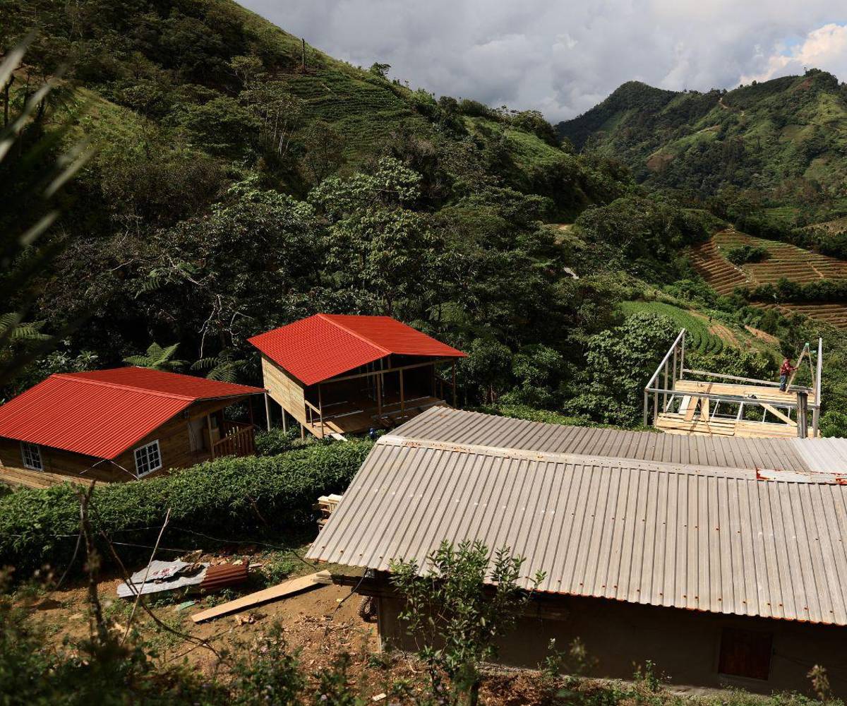 Las cabañas que pronto tendrá en funcionamiento el campo de hortensias de doña Zoila.