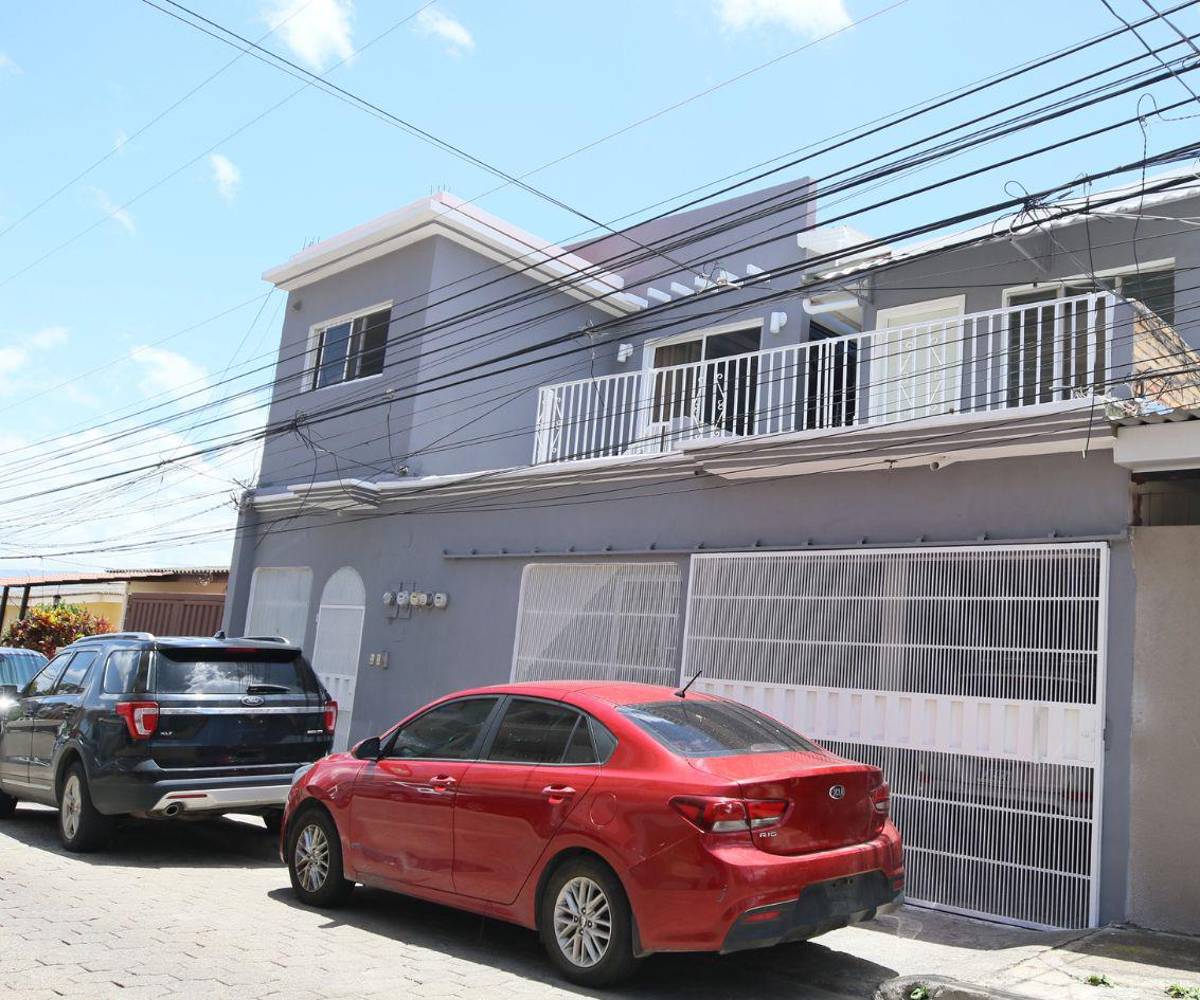 Esta propiedad es la sede de la Asociación Manos a la Obra, según recibos en poder de este medio. No hay ningún distintivo para identificación a la ONG. Este equipo llamó a la puerta, pero no hubo respuesta.