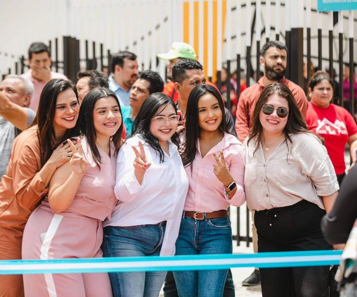 Heidy Laínez rodeada de la fuerza femenina de Libre en Cortés. Ella es candidata a diputada.