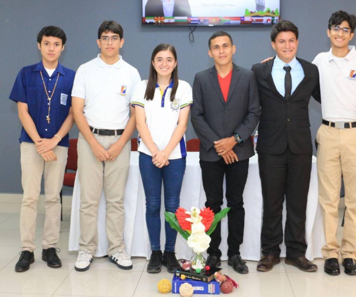 Cinco genios de la química de Honduras van a olimpiada mundial en Brasil