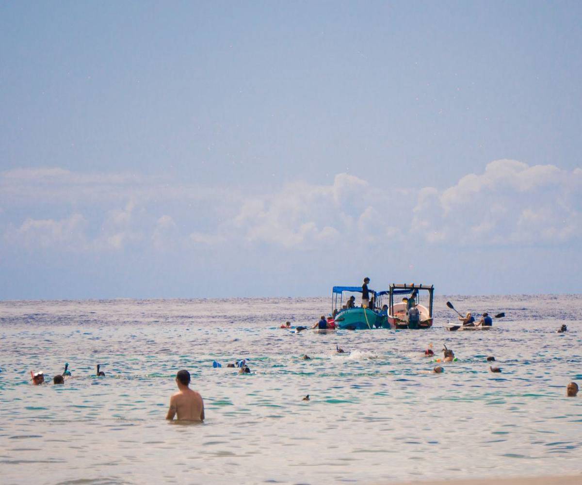 Turistas ayer disfrutaron de las aguas cristalinas de Roatán.