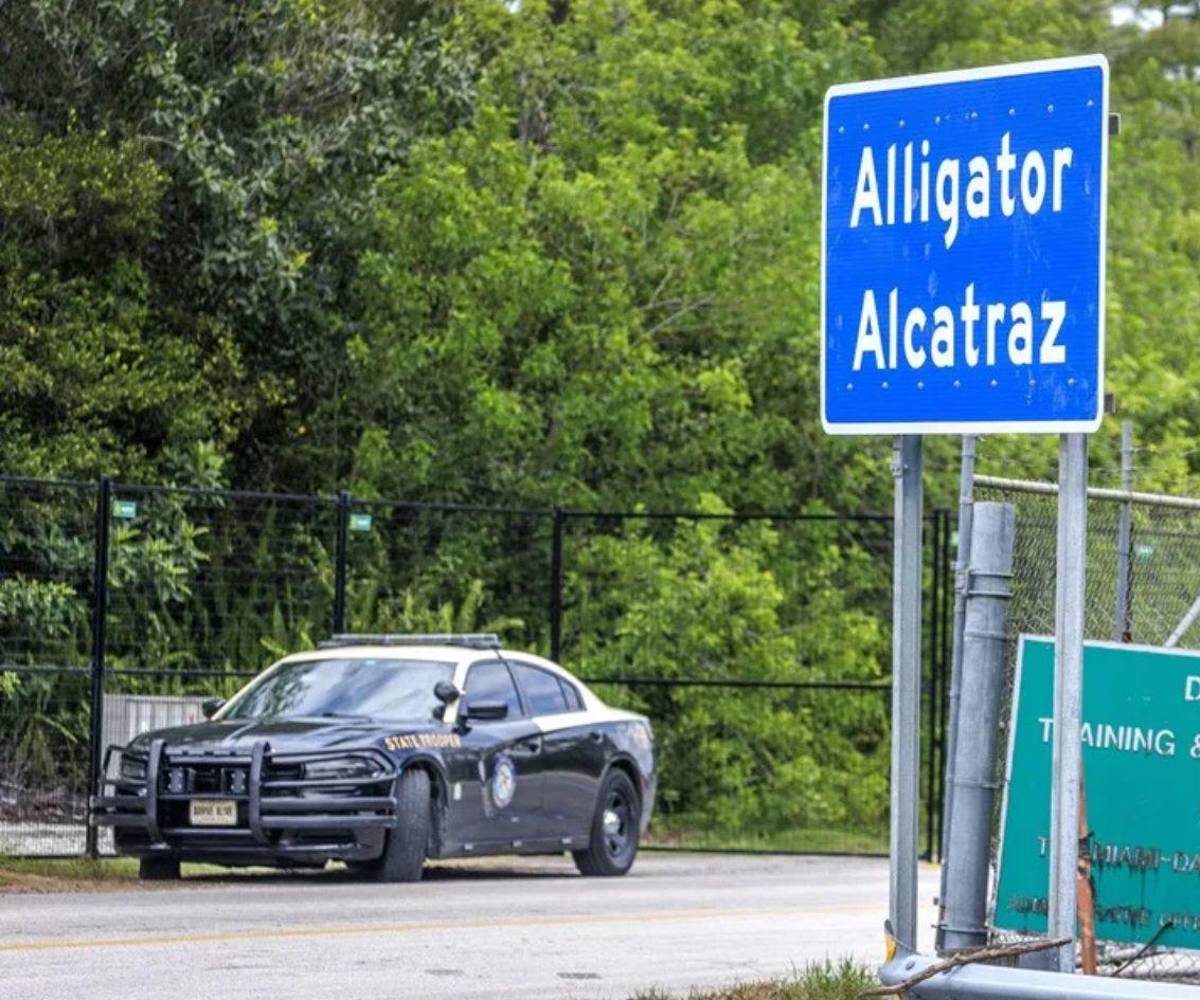 Fotografía de archivo de una patrulla de policía en la entrada del centro de detención Alligator Alcatraz, en Ochopee, Florida.