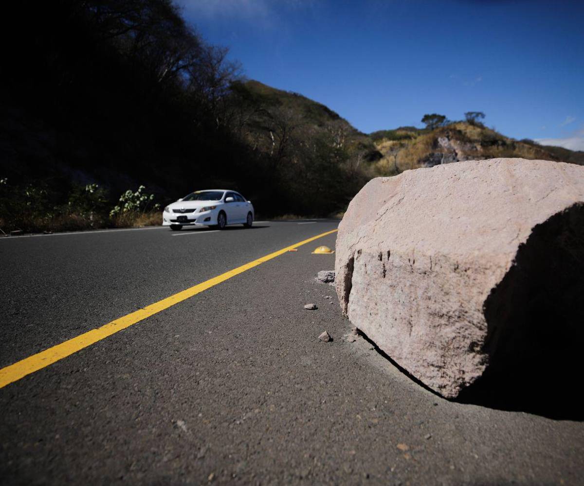 En otros tramos del Canal Seco hay enormes piedras desprendidas, exponiendo a los conductores a accidentes.