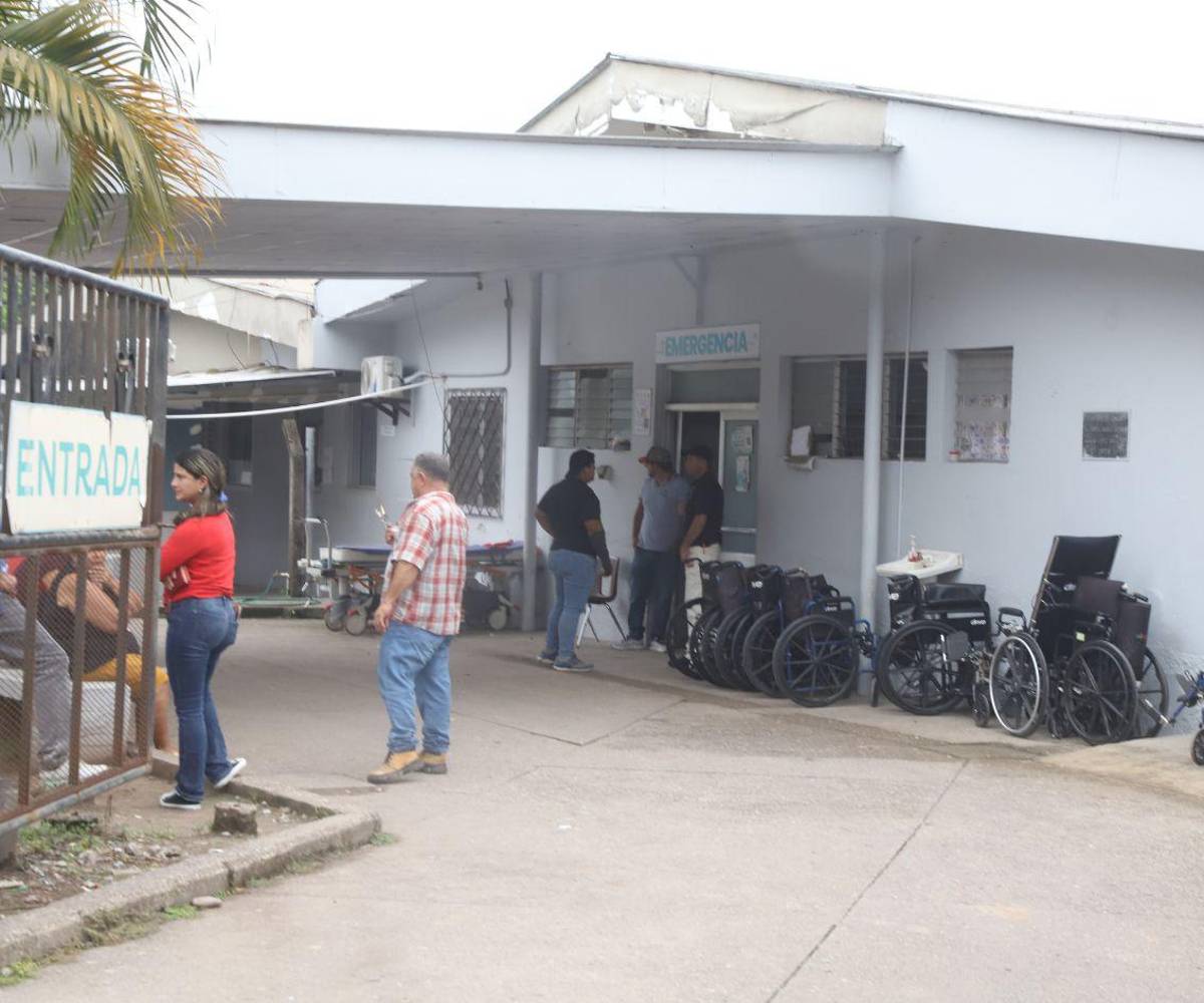 El hospital Santa Bárbara Integrado es un hospital básico. Su tamaño y servicios se han quedado pequeños ante la enorme demanda de los habitantes de todo el departamento, e incluso de su vecino Lempira.