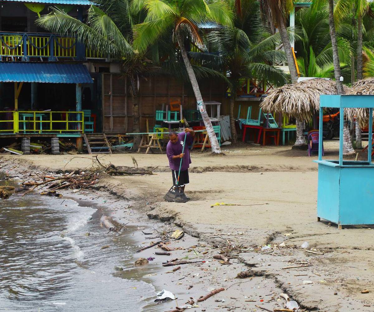 Los restaurantes y hoteles frente al muelle de Omoa mantienen personal permanente para la limpieza de la playa. Solo así es posible evitar que se el paisaje se vea afectado.