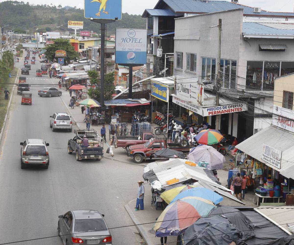 Ante las recientes capturas por falsificación de billetes, comerciantes y ciudadanos se mantienen en alerta por la creciente circulación de dinero falso. En respuesta, la Policía Nacional ha intensificado los operativos.