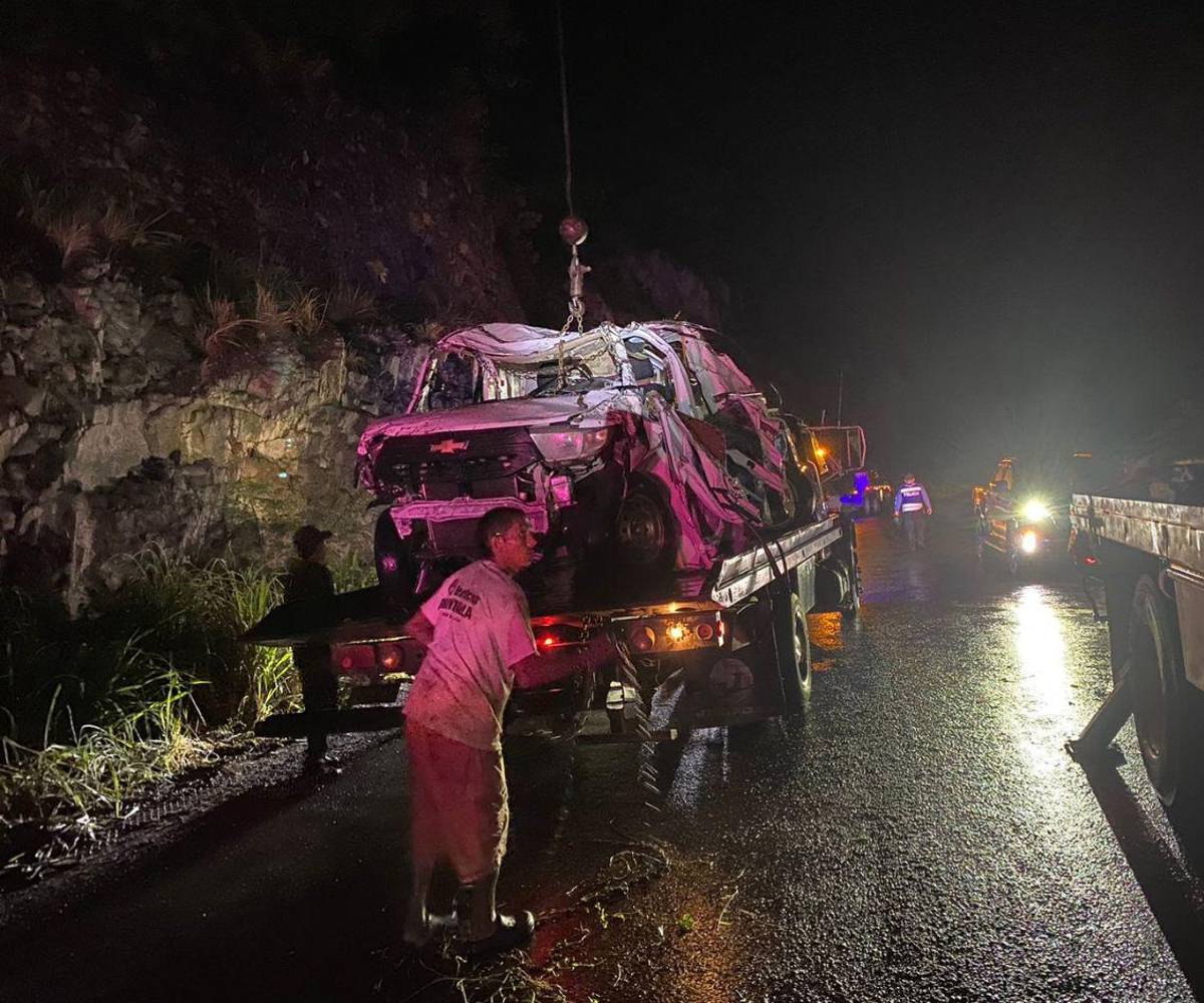 Así quedó el carro donde iba, supuestamente de jalón, Elmer Misael Aquino, luego del accidente. Era conducido por el ciudadano Luis Antonio Hernández Benítez, quien resultó herido.