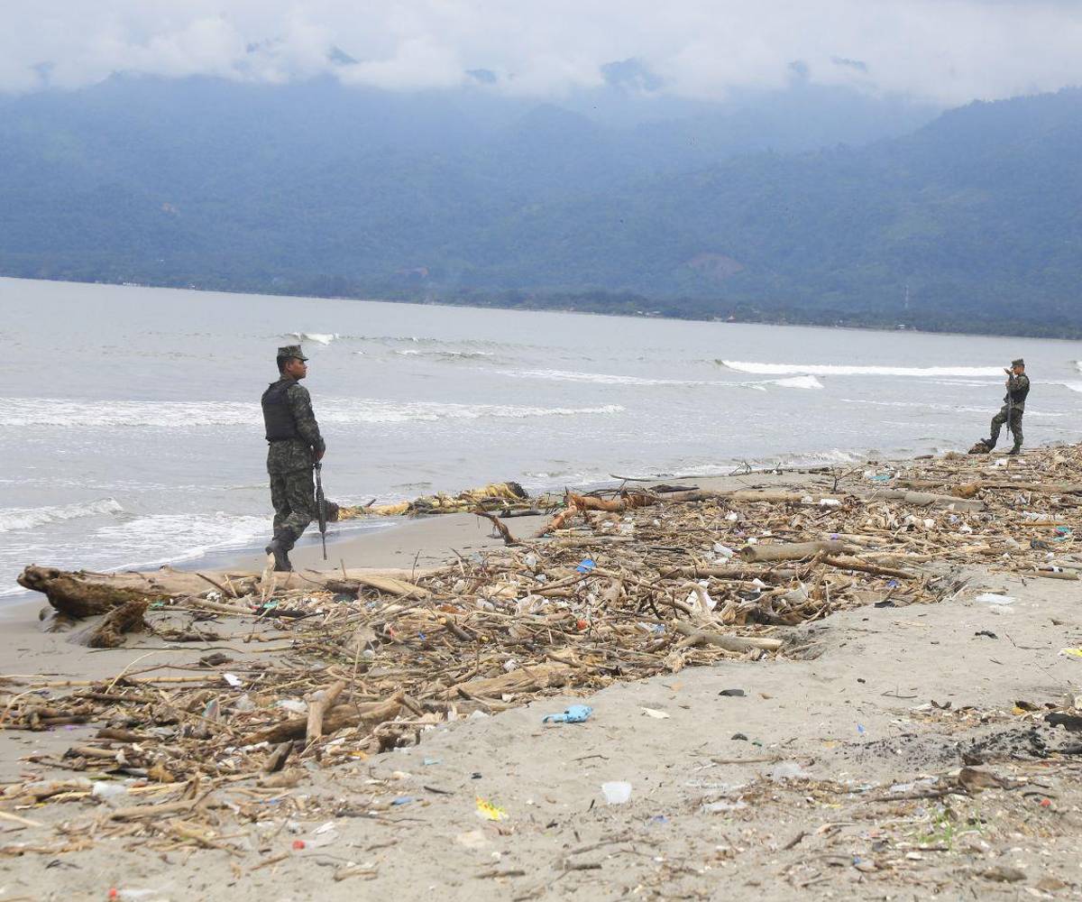 Así luce la playa Buenavista de Cuyamel. Entre los desechos vegetales como ramas y hojas se encuentra plástico, restos de medicamentos y hospitales y mucho foam.