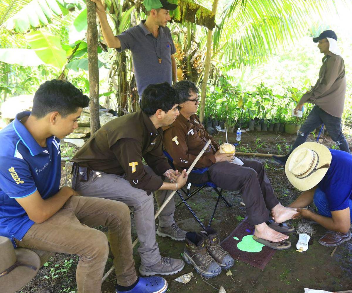 El franciscano Darwin Jeovanny Caballero, Edwin Eufragio, quien conduce el carro que lo acompaña detrás, Odilio Méndez Rivera, poblador de la colonia San Francisco de Asís, su asistente y mano derecha David Hernández y el camarógrafo Joel Guzmán Carranza acompañan al padre en su largo viaje a pie.