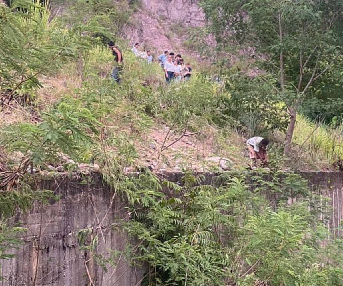 Por esa parte del malecón cayó el vehículo en el que iba Elmer Misael. El conductor sobrevivió, pero el niño fue sacado sin vida del río Ulúa por los bomberos.