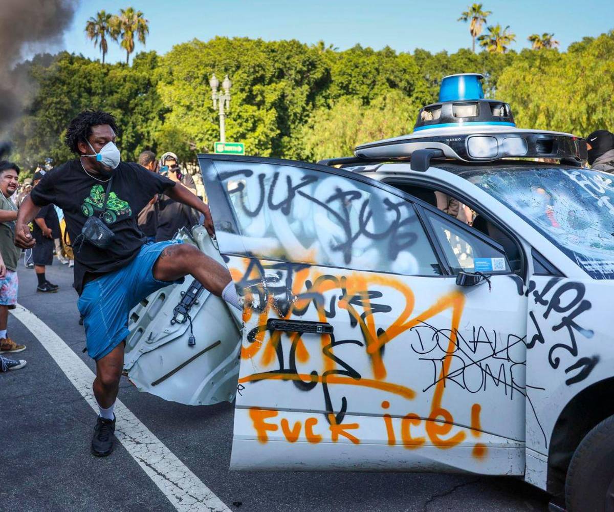 Un carro autónomo que opera en Los Ángeles fue vandalizado.