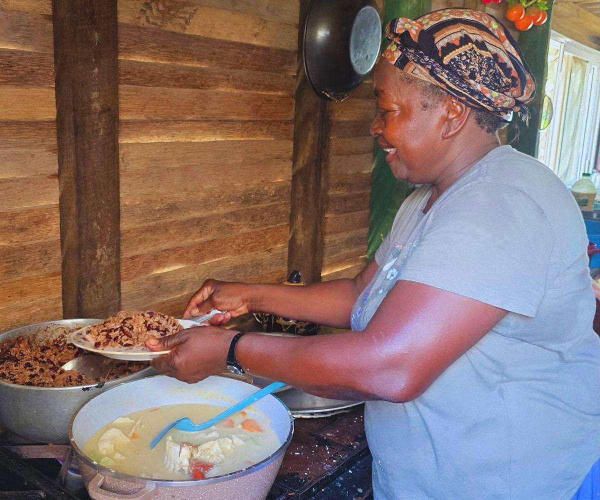 Doña Chela Martínez es el alma de la comunidad de Miami, Tela. Ella y su familia son de los pocos garífunas que no han dejado su pequeña franja de tierra en la que viven rodeados del mar y la laguna Los Micos.