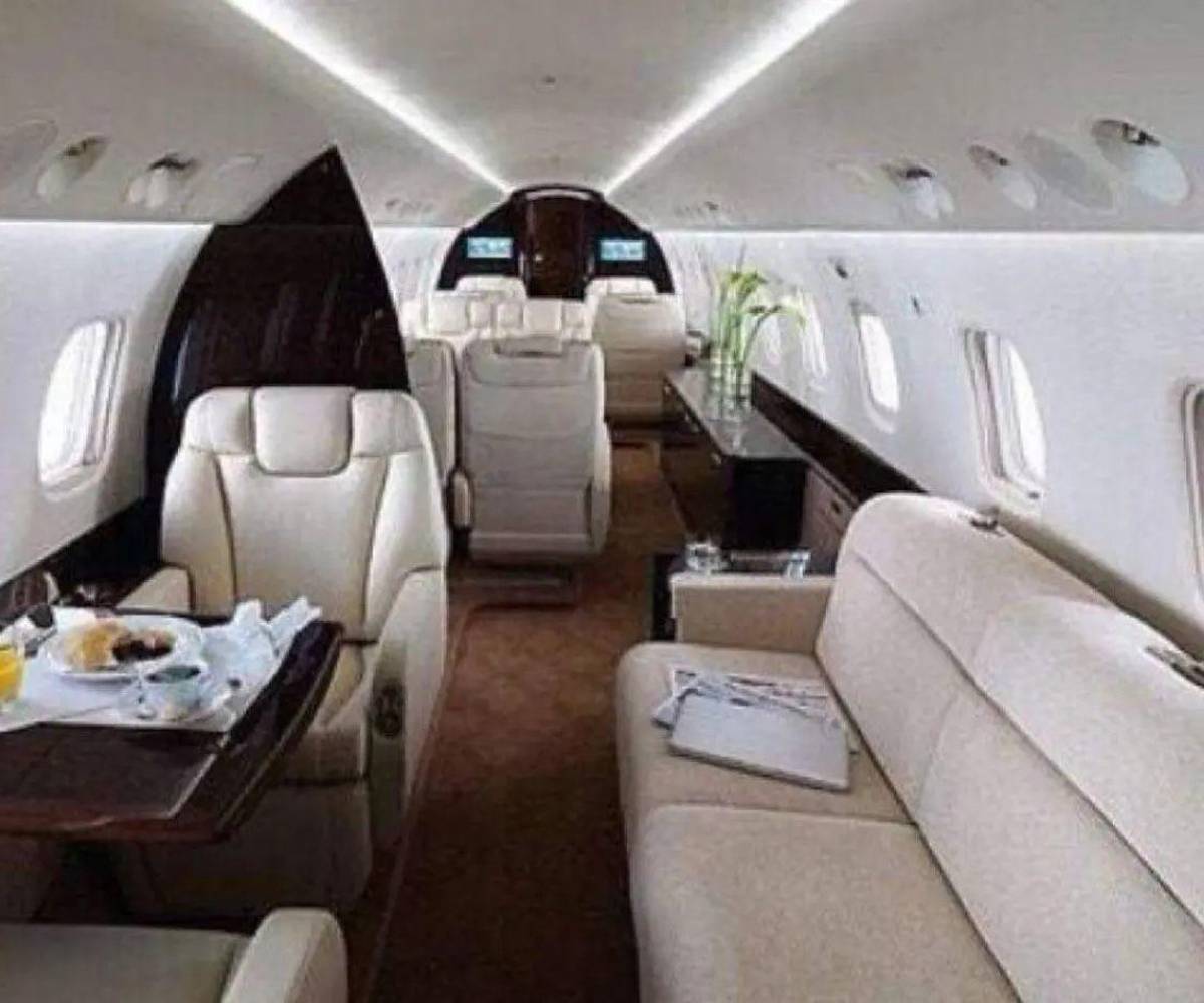 El avión fue adquirido en 2014 durante el gobierno de Juan Orlando Hernández. Aunque inicialmente se presentó como una donación de Taiwán, investigaciones posteriores señalaron el uso de fondos de la <b>Tasa de Seguridad</b> para su compra.