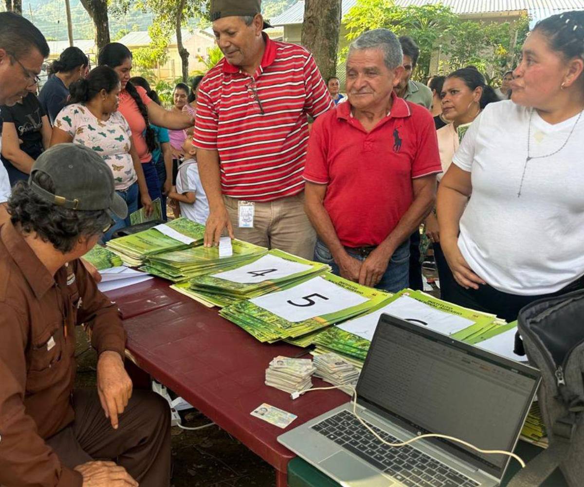El padre Serrano atestiguó la entrega de los títulos de propiedad a todos los vecinos de la San Francisco de Asís. Esta colonia está unos kilómetros antes de llegar a La Entrada, Copán.