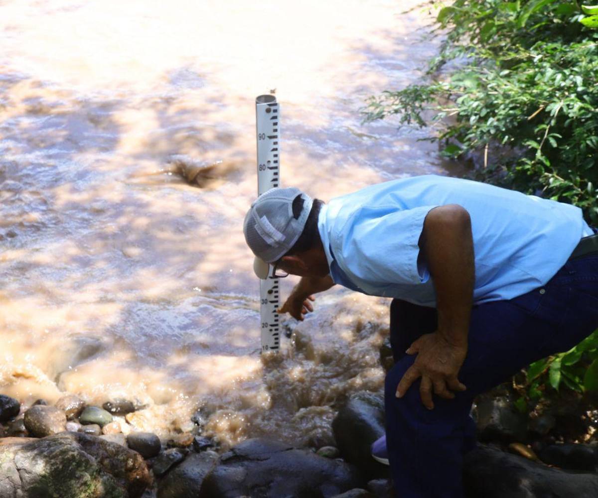 Jeremías Rivas Linares, residente de Chinda, es el encargado de parte de la SIT de medir a diario el caudal del río Ulúa en esa zona.