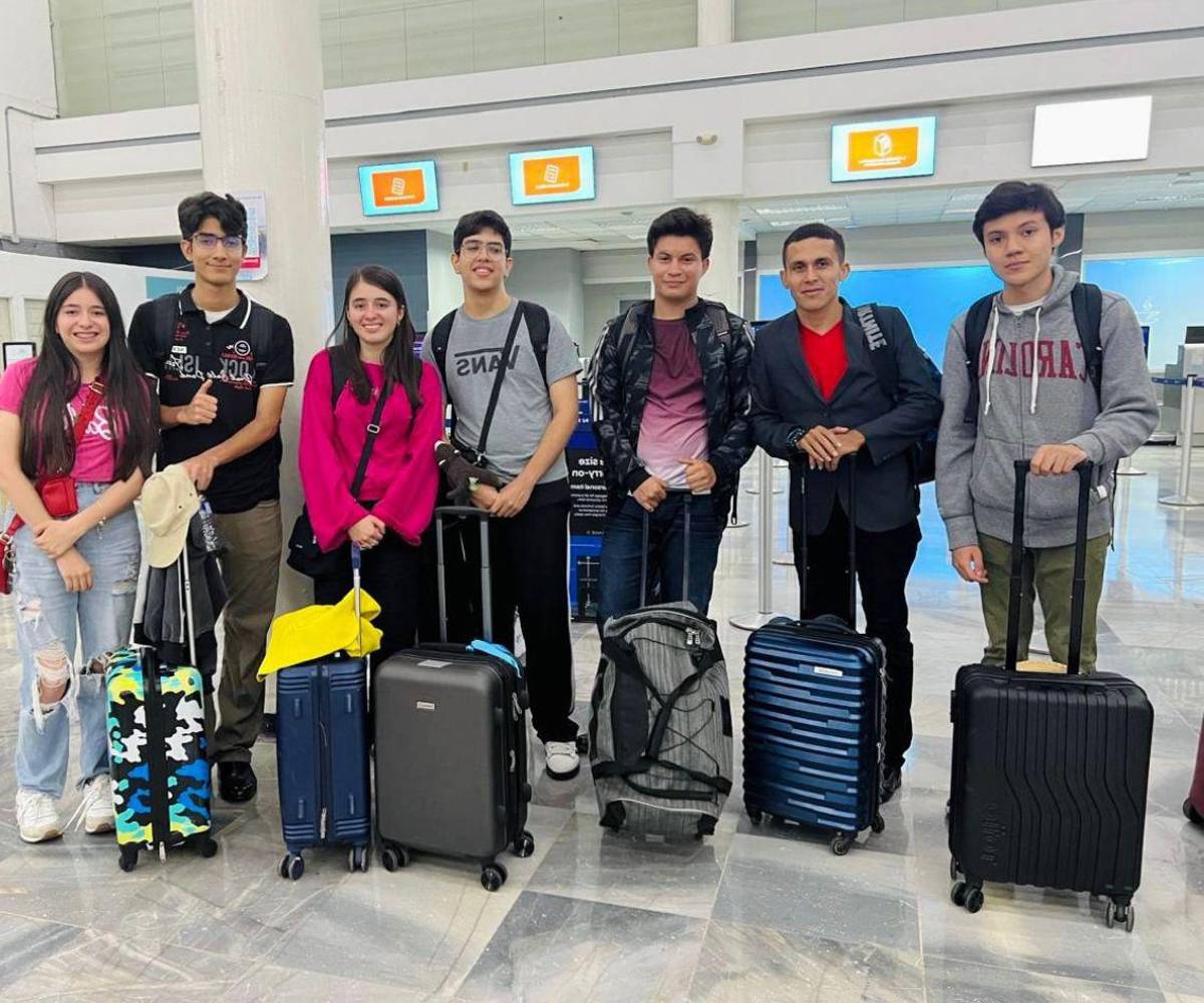 Los brillantes estudiantes acompañados por Diana Fuentes, hermana de Dulce María. Ayer partieron rumbo a Brasil.