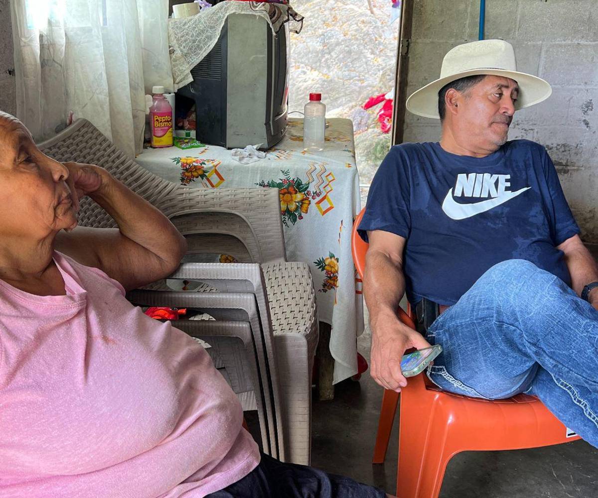 Doña Aurelia Ocampo junto al alcalde de Balfate, Daniel Gavarrete conversaron sobre los misterios que rodean la desapareción de un barco con 18 personas de los municipios de Balfate y Santa Fe, de Colón.